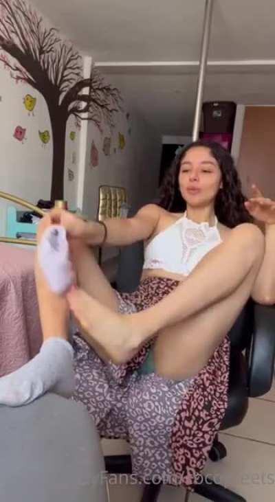 Cutie and her suckable soles 😋