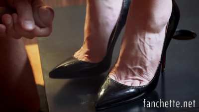 Irresistible toe cleavage! 