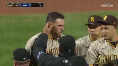 [Highlight] Umpires check Joe Musgrove’s ears for a foreign substance