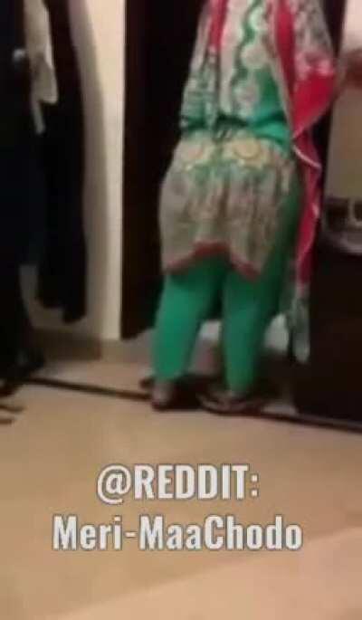 Meri Maa ki MOTI GAAND ki video banay he Sirf tum logon ki wish pe ... Itna DARR raha ta ... Meri Tatti Nikal gay ti Video banaate ... Abh TUM logon ki Baari he SHARE KARO IS VIDEO KO !!! Aur patao kese PHAARDO ge meri MULLI MOTI MAA KI PAKI BOND KO ??? 👀