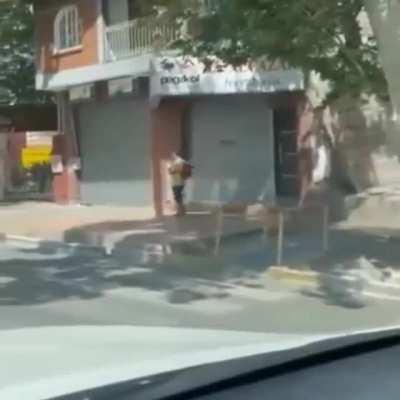 Escracharon a falso rengo mangueando plata en un semáforo