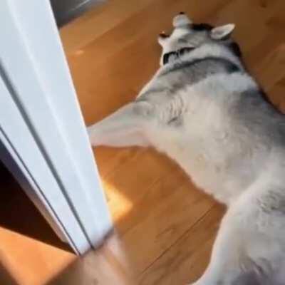 Когда ударился мизинцем о тумбочку