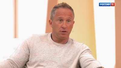 Это когда Америка воюет с Россией, но отказываться от американского паспорта не стоит, потому что Америка России не враг.