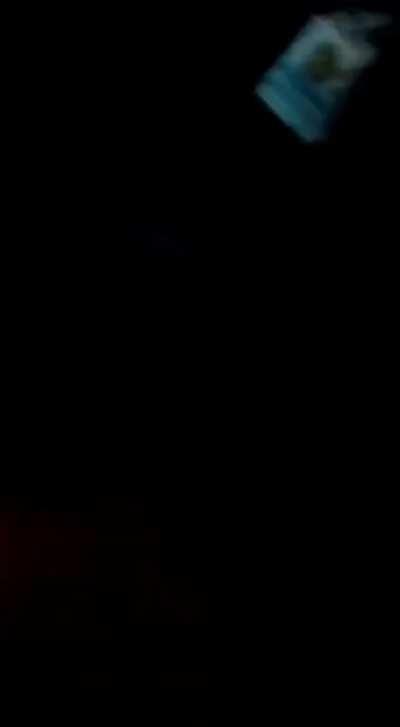 Un policía arresta a una chica por filmar un procedimiento asegurando que la LUC lo prohibe. Además repite un slogan político partidario (de Cabildo Abierto) al momento de detenerla: 