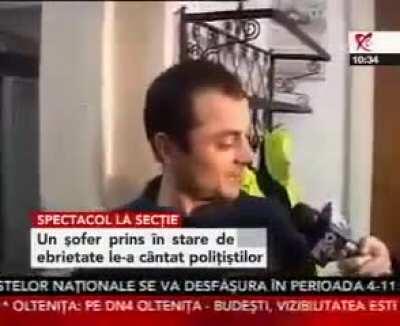 Dascăl român transmițându-le elevilor și studenților care vor da examene online un îndemn la corectitudine și onestitate (colorizat, cca 2020)