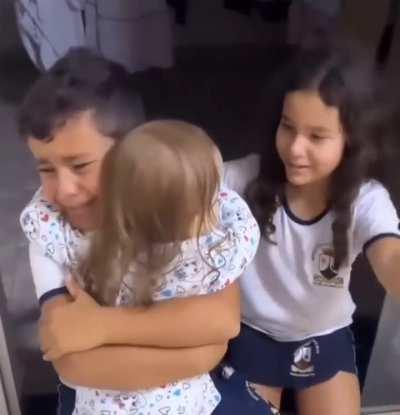 After 13 days in hospital fighting cancer little girl reunites with her siblings