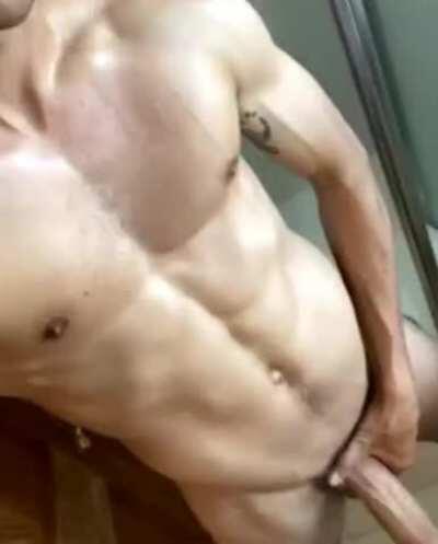 Tall guys have (m)ore trouble packing on muscle...but pack it on elsewhere 6'5