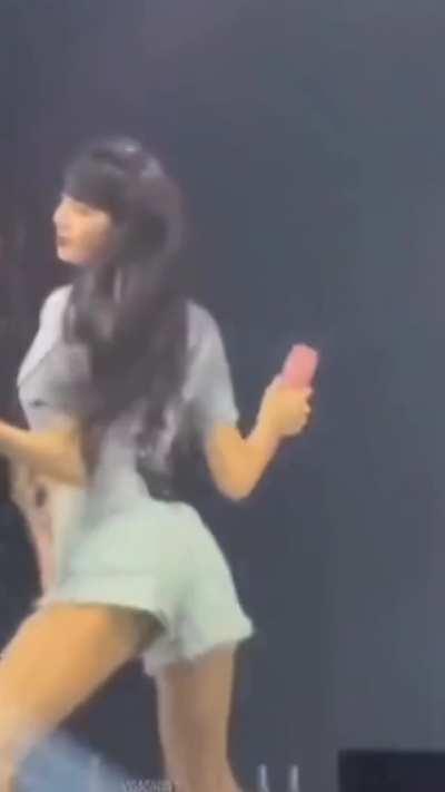 Lisa's twerk makes me wanna touch myself tonight 😋😋💦