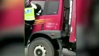 泥头车遛尿裤怂狗