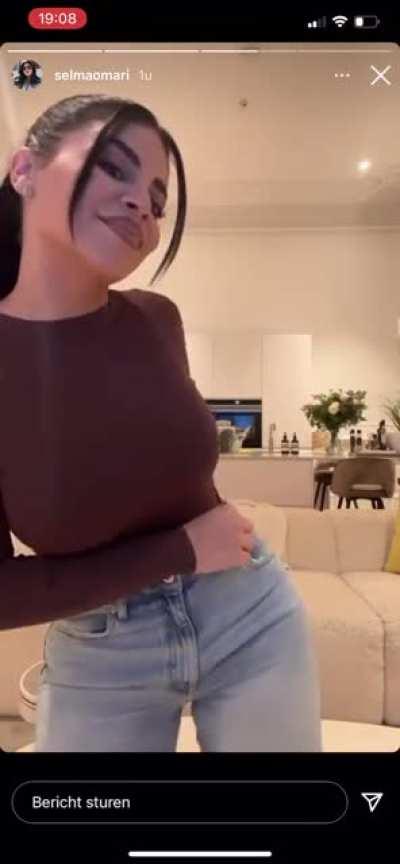 Selma showt dance moves