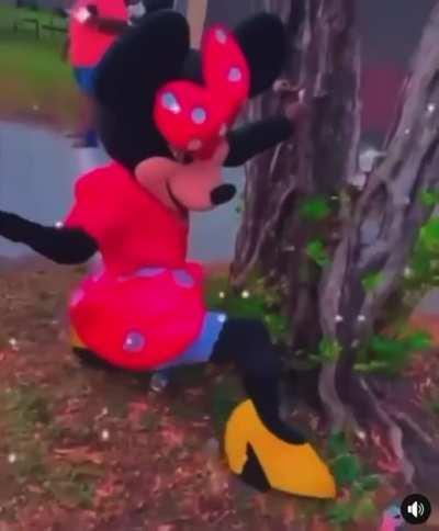 NGL Minnie can twerk