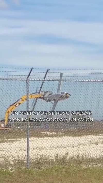 Mi patrón: 
¡¡Ramírez!! ¿Que no está bastante grandecito para andar jugando a los avioncitos? 😡👷🏻‍♂️