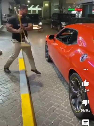 That finger wag though