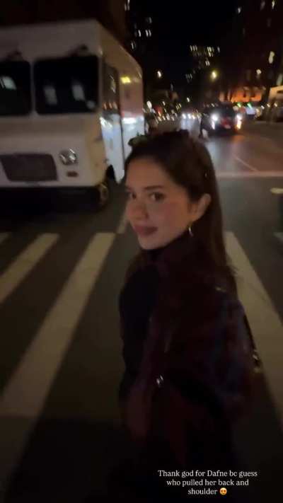 Dafne Keen helping Amanda Diaz