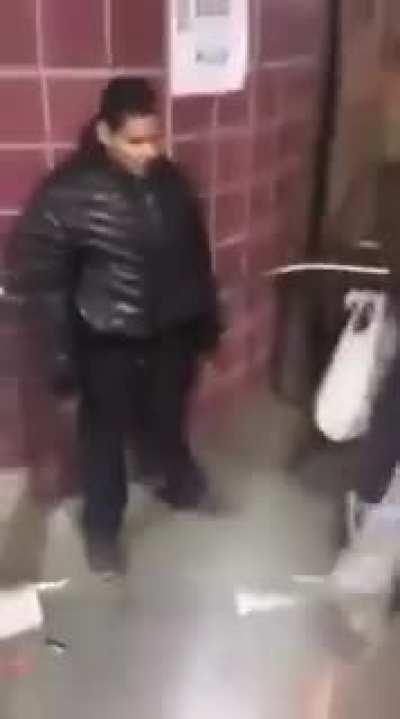 Chinese food delivery worker gets assaulted, decides to fight back