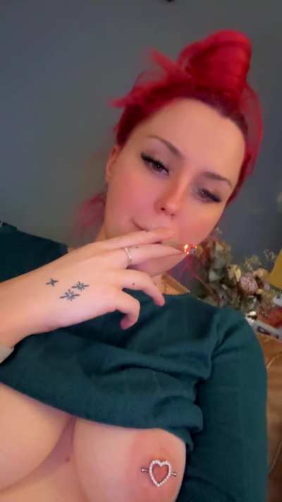 My favourite part of the day 🥰 smoke with me? 😘