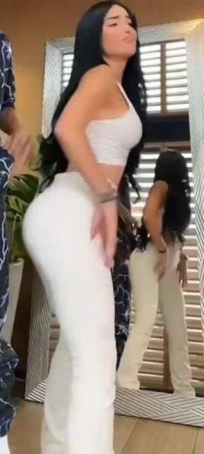 enfoquen primero su cara, y parece una perra deseosa de que le penetren el culo🍑🔥💦💦