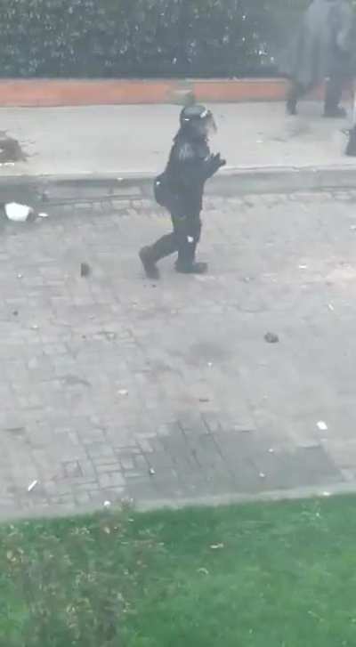 Esa es la manera de tratar a un ser humano?