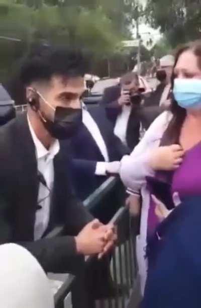 Entiendo que está bien ser un presidente cercano. ¿Pero es necesario esto? Será algo del momento, o una puesta en escena?