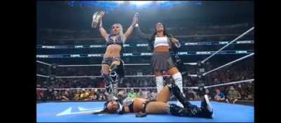 Giulia grinds her boot on Zelina's face