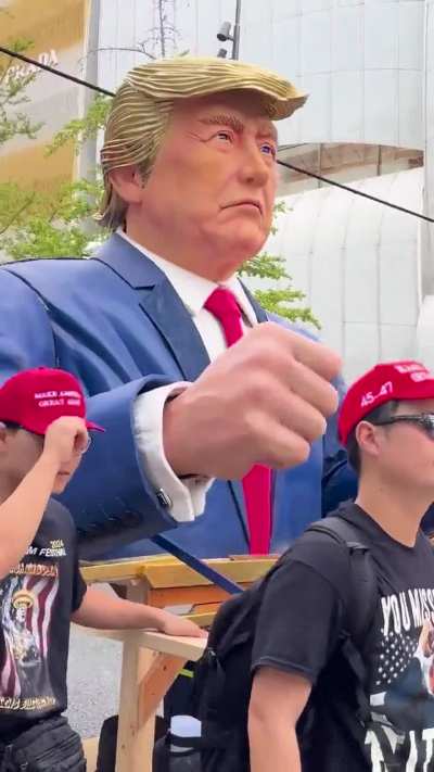 Japenis Trump parade