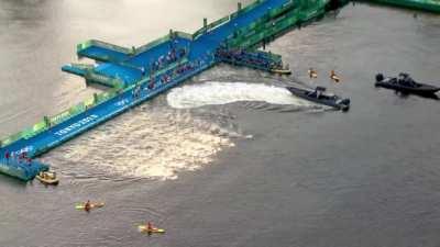 media boat blocks half of the triathlon competitors at the start