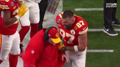 [Highlight] Travis Kelce assaults Coach Reid