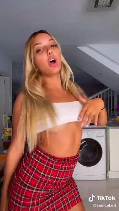 wish that top popped off 🤤