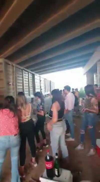 Pinto la clandes abajo de puente