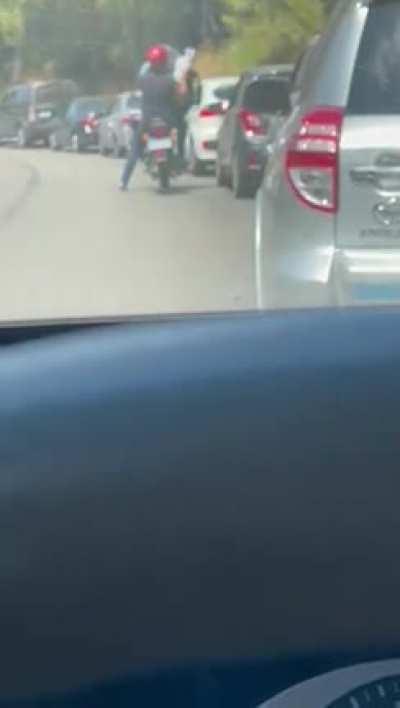 People ordering food to the benzene/fuel queue in Bsalim