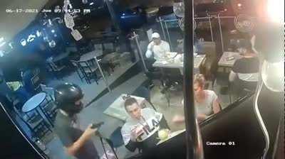 Guy keeps devouring wings despite being robbed at gunpoint