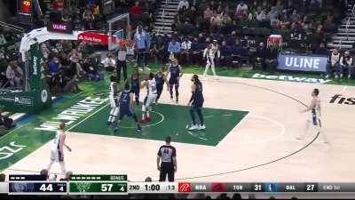 [Highlight] Giannis throws it off the backboard and slams it in!