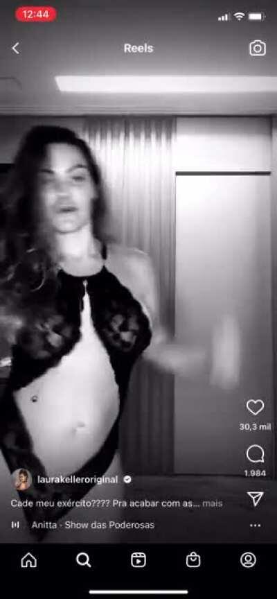 Laura Keller pagando peitinho com roupa transparente