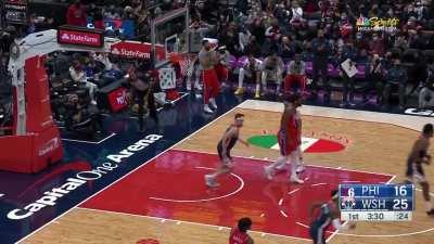 [Highlight] Kuzma loses the ball on the fast break, recovers it, then throws the no-look behind-the-back pass to Beal for the layup
