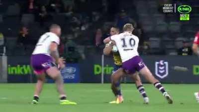 Nelson Asofa-Solomona shoulder charges Marata Niukore's nose