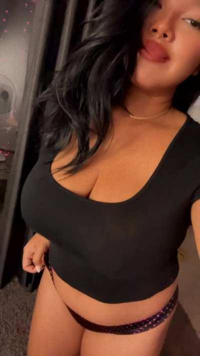 can you see em through my top? 🤭