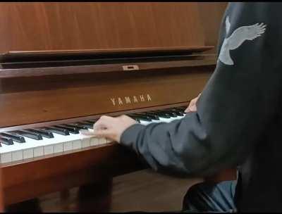 When you're practicing piano but suddenly remember you're an Arcaea player: