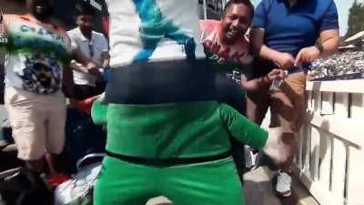 Ye kya karna pad raha hai inhe