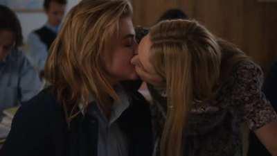 Need more teacher scenes with celebs. Especially with Chloe Moretz like this.