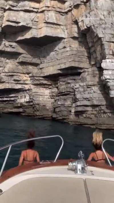 Canadian swimmers (and olympians) Katerine Savard (left) and Mary-Sophie Harvey (right)