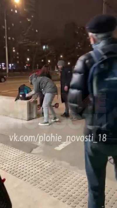 Московский бородач сначала жестоко избил парня на улице, а затем ударил в лицо его девушку, которая заступилась за любимого. Причина конфликта — пострадавший косо посмотрел на проходившего мимо агрессивного молодого человека.