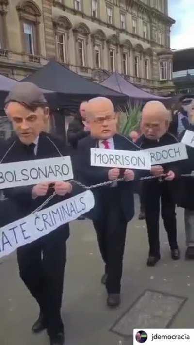 Boneco do Bolsonaro acorrentado em desfile de fantasia nas ruas europeias