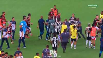 Cenas lamentáveis no clássico de Flamengo x Botafogo