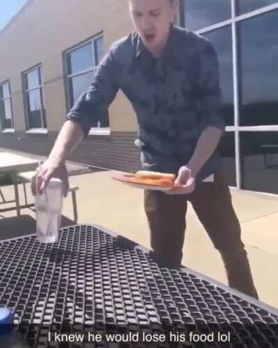 This guy loses his whole sandwich to some strong wind