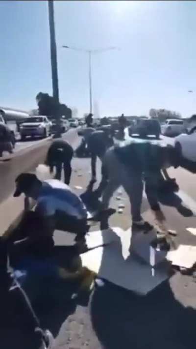 Volcó un camión de puchos en la autopista y una chica escrachó a todos los que se solidarizaron con el cargamento