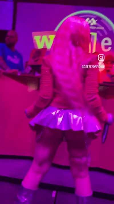 Ass shaking in skirt