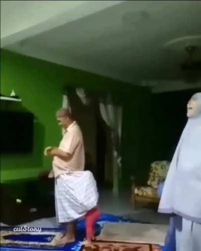 When you pray tarawi at home with kids around