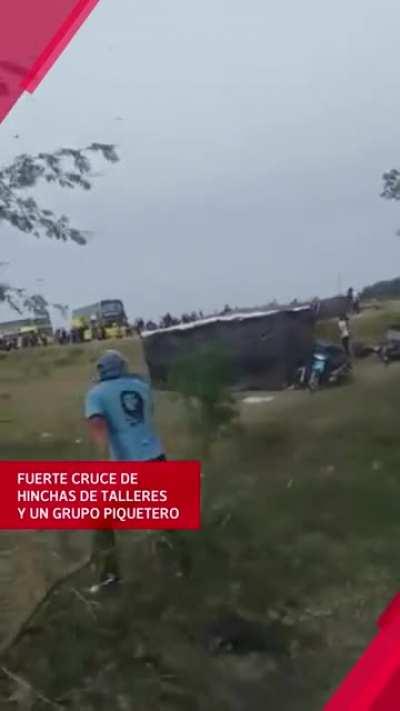 Hinchas de Talleres desalojan a piqueteros que no dejaban pasar su colectivo en Santa Fe.