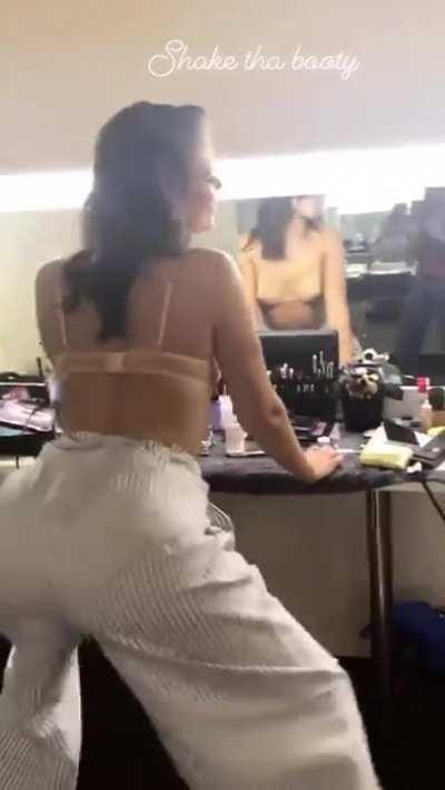 How long would you last if Dua Lipa started twerking on your dick like this?