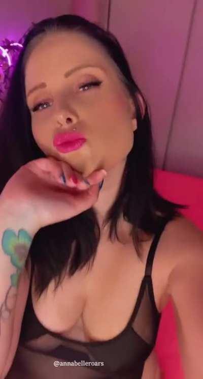 Annabelle Roars (@annabelleroars)